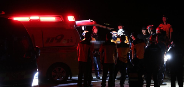 119구조대가 19일 9시 5분께 경북 예천군 호명면 일대에서 수색 중 실종된 해병 장병의 시신을 인양해 구급차로 이송하고 있다. / 연합뉴스