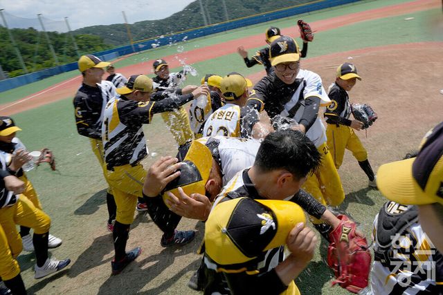 제6회 한국컵 신한드림배 전국유소년 야구대회 결승 경기에서 남양주 야놀팀 선수들이 꿈나무리그 청룡을 우승하고 세리머니를 하고 있다. /김근현 기자