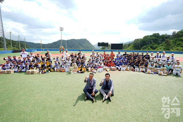 제6회 한국컵 신한드림배 전국유소년 야구대회 시상식. 송진현(앞줄 왼쪽) 한국스포츠경제 발행인과 이상근(앞줄 오른쪽) 대한유소년야구연맹 회장을 비롯한 선수단이 기념촬영을 하고 있다. /김근현 기자