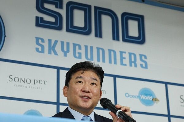 21일 오전 서울 강남구 KBL 센터에서 열린 소노 스카이거너스 창단 기자회견에서 김승기 감독이 발언하고 있다. 이날 KBL은 앞서 열린 제29기 제1차 임시총회 및 이사회에서 소노의 KBL 신규 회원 가입을 승인했다. /연합뉴스