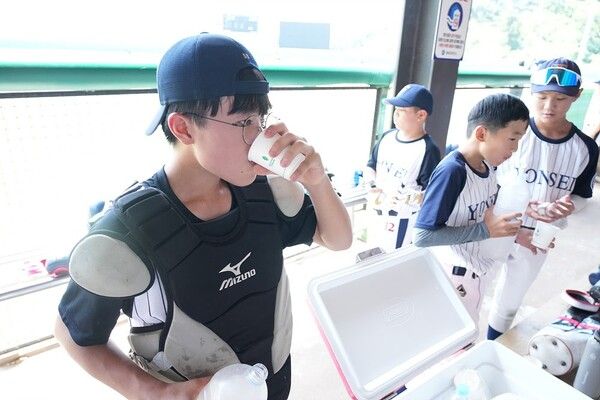 ​22일 강원도 횡성군 횡성 베이스볼테마파크에서 한국스포츠경제가 주최하고 대한유소년야구연맹이 주관하는 '2023 한국컵 전국유소년야구대회'가 진행됐다. 연세 유소년야구단(감독 윤장술) 선수가 더그아웃에서 물을 마시고 있다. /횡성=최대성 기자 dpdaesung@sporbiz.co.kr 2023.07.22