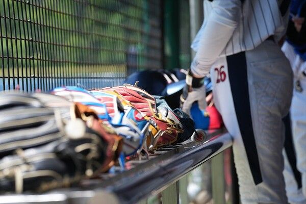 ​22일 강원도 횡성군 횡성 베이스볼테마파크에서 한국스포츠경제가 주최하고 대한유소년야구연맹이 주관하는 '2023 한국컵 전국유소년야구대회'가 진행됐다. 사진은 선수들이 벗어놓은 헬맷이다. /횡성=최대성 기자 dpdaesung@sporbiz.co.kr 2023.07.22