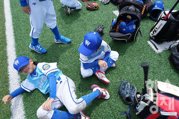 24일 강원도 횡성군 횡성 베이스볼테마파크에서 한국스포츠경제가 주최하고 대한유소년야구연맹이 주관하는 '2023 한국컵 전국유소년야구대회'가 진행되고 있다. 노원구 유소년야구단 선수들이 경기를 기다리며 휴식하고 있다. /횡성=최대성 기자 dpdaesung@sporbiz.co.kr 2023.07.24
