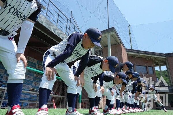 ​22일 강원도 횡성군 횡성 베이스볼테마파크에서 한국스포츠경제가 주최하고 대한유소년야구연맹이 주관하는 '2023 한국컵 전국유소년야구대회'가 진행되고 있다. 연세 유소년야구단(감독 윤장술) 선수들이 경기 시작 전 각오를 다지고 있다. /횡성=최대성 기자 dpdaesung@sporbiz.co.kr 2023.07.22
