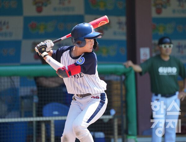 22일 강원도 횡성군의 횡성베이스볼테마파크에서 열린 송파 마인볼과 첫 경기. 사진은 타석에 들어선 조윤성의 모습이다.&nbsp; /횡성=최대성 기자 dpdaesung@sporbiz.co.kr 2023.07.22