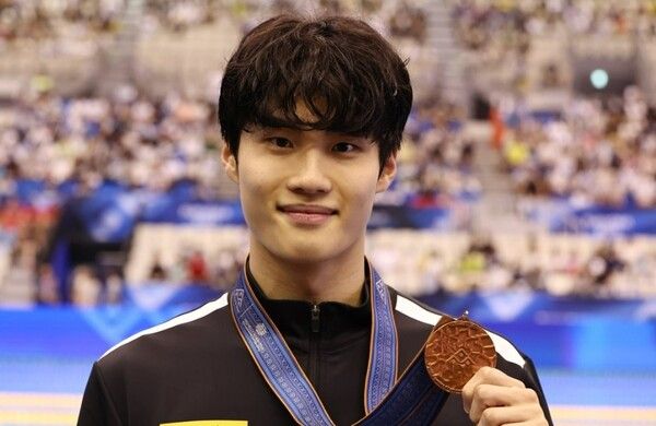 황선우가 25일 일본 후쿠오카 마린 메세 후쿠오카홀에서 열린 2023 세계수영선수권 남자 200m 자유형 메달 세리머니에서 동메달을 들어 보이고 있다. /연합뉴스