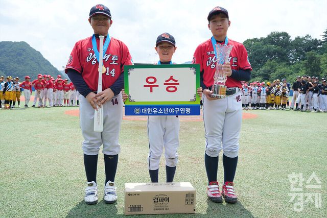 25일 강원도 횡성군 횡성베이스볼테마파크에서 한국스포츠경제가 주최하고 대한유소년야구연맹이 주관하는 '2023 한국컵 전국유소년야구대회'가 열렸다. 나흘간의 열전을 마친 후 시상식서 우승을 차지한 꿈나무 현무 구리광개토 유소년야구단이 기념촬영을 하고 있다. /횡성=최대성 기자 dpdaesung@sporbiz.co.kr 2023.07.25