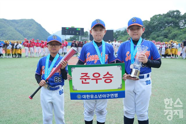 25일 강원도 횡성군 횡성베이스볼테마파크에서 한국스포츠경제가 주최하고 대한유소년야구연맹이 주관하는 '2023 한국컵 전국유소년야구대회'가 열렸다. 나흘간의 열전을 마친 후 시상식서 준우승을 차지한 새싹 성동구 유소년야구단이 기념촬영을 하고 있다. /횡성=최대성 기자 dpdaesung@sporbiz.co.kr 2023.07.25