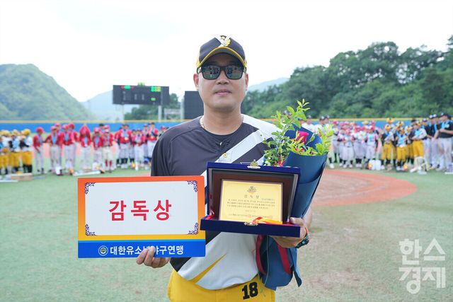 25일 강원도 횡성군 횡성베이스볼테마파크에서 한국스포츠경제가 주최하고 대한유소년야구연맹이 주관하는 '2023 한국컵 전국유소년야구대회'가 열렸다. 나흘간의 열전을 마친 후 시상식서 유소년 청룡 남양주야놀 권오현 감독이 감독상을 수상한 후 기념촬영을 하고 있다.&nbsp; /횡성=최대성 기자 dpdaesung@sporbiz.co.kr 2023.07.25