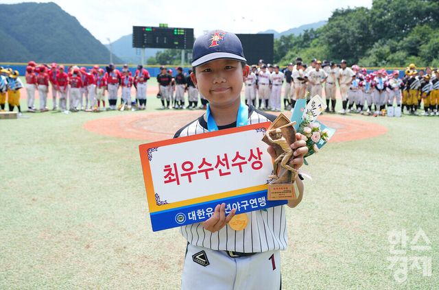 25일 강원도 횡성군 횡성베이스볼테마파크에서 한국스포츠경제가 주최하고 대한유소년야구연맹이 주관하는 '2023 한국컵 전국유소년야구대회'가 열렸다. 나흘간의 열전을 마친 후 시상식이 진행되고 있다. 최우수선수상을 수상한 꿈나무 백호 연세 유태권 선수가 기념촬영을 하고 있다. /횡성=최대성 기자 dpdaesung@sporbiz.co.kr 2023.07.25