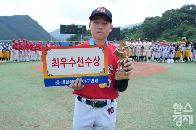 25일 강원도 횡성군 횡성베이스볼테마파크에서 한국스포츠경제가 주최하고 대한유소년야구연맹이 주관하는 '2023 한국컵 전국유소년야구대회'가 열렸다. 나흘간의 열전을 마친 후 시상식이 진행되고 있다. 최우수선수상을 수상한 꿈나무 현무 구리광개토 배준서 선수가 기념촬영을 하고 있다. /횡성=최대성 기자 dpdaesung@sporbiz.co.kr 2023.07.25