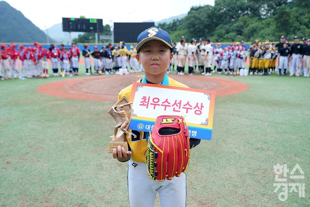 25일 강원도 횡성군 횡성베이스볼테마파크에서 한국스포츠경제가 주최하고 대한유소년야구연맹이 주관하는 '2023 한국컵 전국유소년야구대회'가 열렸다. 나흘간의 열전을 마친 후 시상식이 진행되고 있다. 최우수선수상을 수상한 꿈나무 청룡&nbsp; 인천서구 김수민 선수가 기념촬영을 하고 있다. /횡성=최대성 기자 dpdaesung@sporbiz.co.kr 2023.07.25