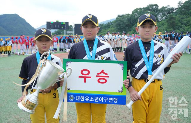 25일 강원도 횡성군 횡성베이스볼테마파크에서 한국스포츠경제가 주최하고 대한유소년야구연맹이 주관하는 '2023 한국컵 전국유소년야구대회'가 열렸다. 나흘간의 열전을 마친 후 시상식서 우승을 차지한 꿈나무 청룡 남양주야놀 유소년야구단이 기념촬영을 하고 있다. /횡성=최대성 기자 dpdaesung@sporbiz.co.kr 2023.07.25