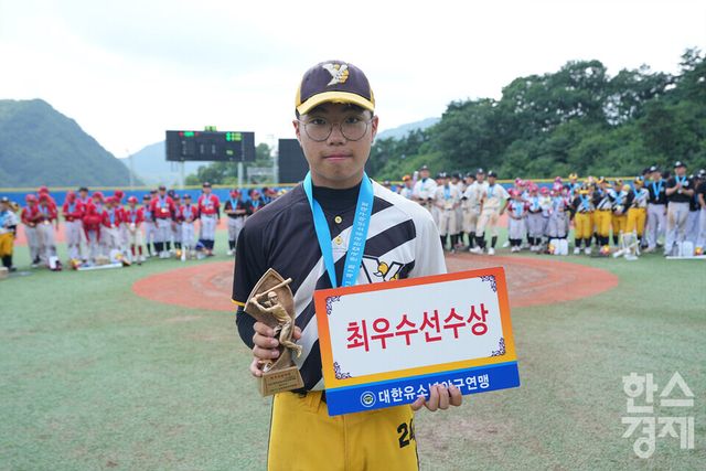 25일 강원도 횡성군 횡성베이스볼테마파크에서 한국스포츠경제가 주최하고 대한유소년야구연맹이 주관하는 '2023 한국컵 전국유소년야구대회'가 열렸다. 나흘간의 열전을 마친 후 시상식이 진행되고 있다. 최우수선수상을 수상한 유소년 청룡 남양주야놀 박예찬 선수가 기념촬영을 하고 있다. /횡성=최대성 기자 dpdaesung@sporbiz.co.kr 2023.07.25