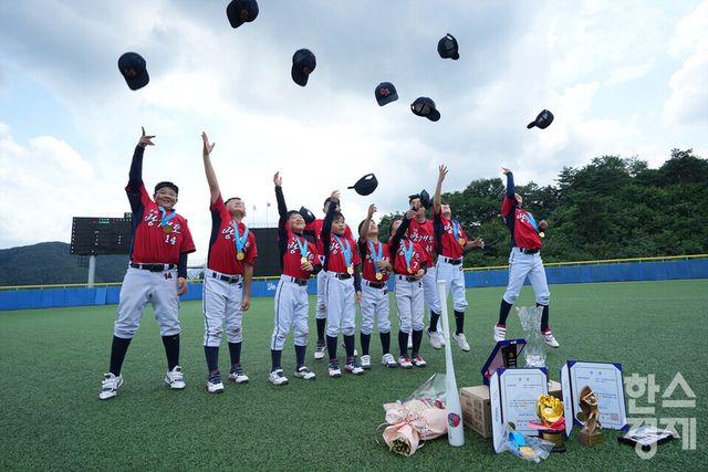 25일 강원도 횡성군 횡성베이스볼테마파크에서 한국스포츠경제가 주최하고 대한유소년야구연맹이 주관하는 '2023 한국컵 전국유소년야구대회'가 열렸다. 시상식 후 구리광개토 유소년야구단이 기념촬영을 하고 있다. /횡성=최대성 기자 dpdaesung@sporbiz.co.kr 2023.07.25