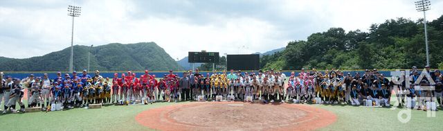 25일 강원도 횡성군 횡성베이스볼테마파크에서 한국스포츠경제가 주최하고 대한유소년야구연맹이 주관하는 '2023 한국컵 전국유소년야구대회'가 열렸다. 나흘간의 열전을 마친 후 시상식서 단체 기념촬영을 하고 있다. dpdaesung@sporbiz.co.kr 2023.07.25