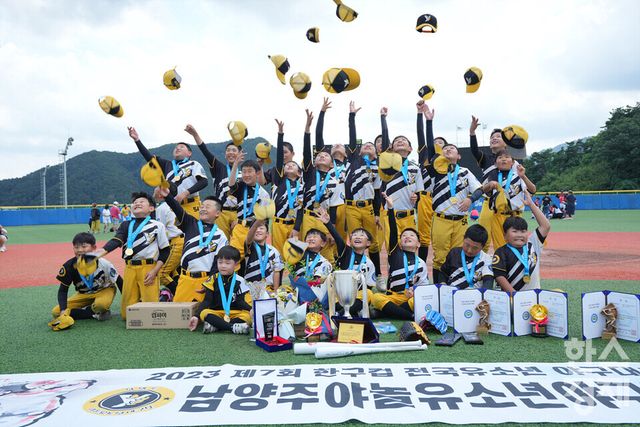 25일 강원도 횡성군 횡성베이스볼테마파크에서 한국스포츠경제가 주최하고 대한유소년야구연맹이 주관하는 '2023 한국컵 전국유소년야구대회'가 열렸다. 시상식 후 남양주야놀 유소년야구단이 기념촬영을 하고 있다. /횡성=최대성 기자 dpdaesung@sporbiz.co.kr 2023.07.25
