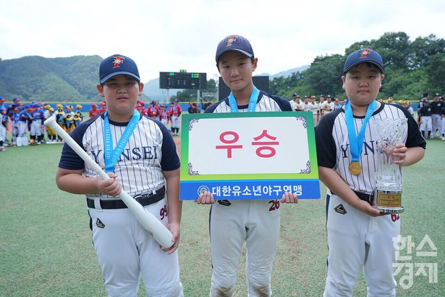 25일 강원도 횡성군 횡성베이스볼테마파크에서 한국스포츠경제가 주최하고 대한유소년야구연맹이 주관하는 '2023 한국컵 전국유소년야구대회'가 열렸다. 나흘간의 열전을 마친 후 시상식서 우승을 차지한 꿈나무 백호 연세 유소년야구단이 기념촬영을 하고 있다. /횡성=최대성 기자 dpdaesung@sporbiz.co.kr 2023.07.25