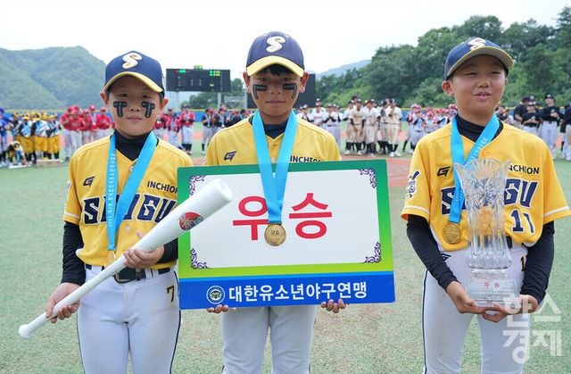25일 강원도 횡성군 횡성베이스볼테마파크에서 한국스포츠경제가 주최하고 대한유소년야구연맹이 주관하는 '2023 한국컵 전국유소년야구대회'가 열렸다. 나흘간의 열전을 마친 후 시상식서 우승을 차지한 꿈나무 청룡 인천서구 유소년야구단이 기념촬영을 하고 있다. /횡성=최대성 기자 dpdaesung@sporbiz.co.kr 2023.07.25