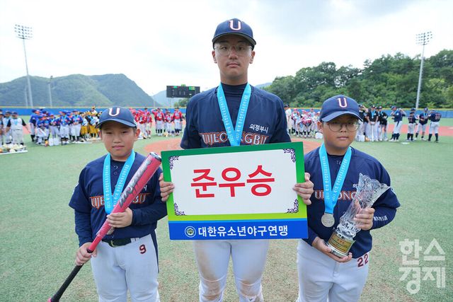 25일 강원도 횡성군 횡성베이스볼테마파크에서 한국스포츠경제가 주최하고 대한유소년야구연맹이 주관하는 '2023 한국컵 전국유소년야구대회'가 열렸다. 나흘간의 열전을 마친 후 시상식서 준우승을 차지한 꿈나무 청룡 의정부시 유소년야구단이 기념촬영을 하고 있다. /횡성=최대성 기자 dpdaesung@sporbiz.co.kr 2023.07.25