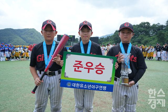 25일 강원도 횡성군 횡성베이스볼테마파크에서 한국스포츠경제가 주최하고 대한유소년야구연맹이 주관하는 '2023 한국컵 전국유소년야구대회'가 열렸다. 나흘간의 열전을 마친 후 시상식서 준우승을 차지한 꿈나무 청룡 일산자이언츠 유소년야구단이 기념촬영을 하고 있다. /횡성=최대성 기자 dpdaesung@sporbiz.co.kr 2023.07.25