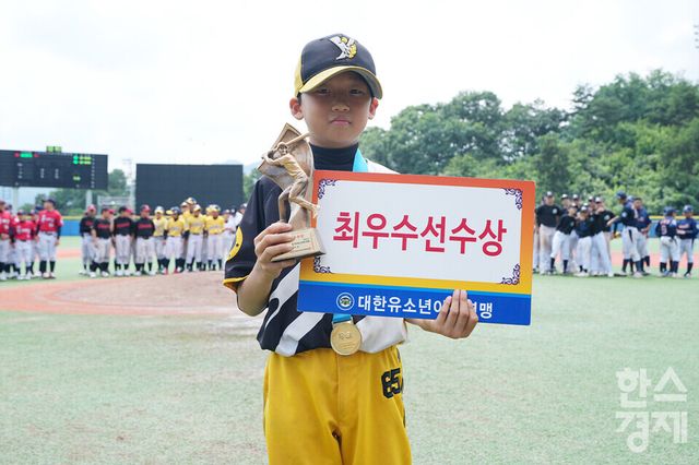 25일 강원도 횡성군 횡성베이스볼테마파크에서 한국스포츠경제가 주최하고 대한유소년야구연맹이 주관하는 '2023 한국컵 전국유소년야구대회'가 열렸다. 나흘간의 열전을 마친 후 시상식이 진행되고 있다. 최우수선수상을 수상한 새싹 남양주야놀 이서준 선수가 기념촬영을 하고 있다. /횡성=최대성 기자 dpdaesung@sporbiz.co.kr 2023.07.25