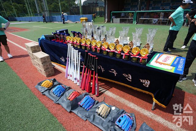 25일 강원도 횡성군 횡성베이스볼테마파크에서 한국스포츠경제가 주최하고 대한유소년야구연맹이 주관하는 '2023 한국컵 전국유소년야구대회'가 열렸다. 나흘간의 열전을 마친 후 시상식을 위해 메달, 트로피, 야구베트, 과자(롯데 웰푸드) 등이 준비되고 있다. /횡성=최대성 기자 dpdaesung@sporbiz.co.kr 2023.07.25
