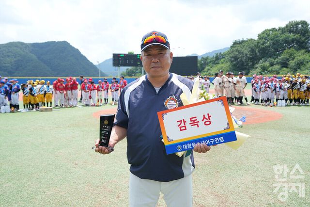 25일 강원도 횡성군 횡성베이스볼테마파크에서 한국스포츠경제가 주최하고 대한유소년야구연맹이 주관하는 '2023 한국컵 전국유소년야구대회'가 열렸다. 나흘간의 열전을 마친 후 시상식서 꿈나무 백호 연세 윤장술 감독이 감독상을 수상한 후 기념촬영을 하고 있다.&nbsp; /횡성=최대성 기자 dpdaesung@sporbiz.co.kr 2023.07.25