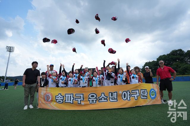 25일 강원도 횡성군 횡성베이스볼테마파크에서 한국스포츠경제가 주최하고 대한유소년야구연맹이 주관하는 '2023 한국컵 전국유소년야구대회'가 열렸다. 시상식 후 송파구 유소년야구단이 기념촬영을 하고 있다. /횡성=최대성 기자 dpdaesung@sporbiz.co.kr 2023.07.25