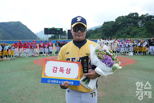 25일 강원도 횡성군 횡성베이스볼테마파크에서 한국스포츠경제가 주최하고 대한유소년야구연맹이 주관하는 '2023 한국컵 전국유소년야구대회'가 열렸다. 나흘간의 열전을 마친 후 시상식서 꿈나무 청룡 인천서구 김종철 감독이 감독상을 수상한 후 기념촬영을 하고 있다.&nbsp; /횡성=최대성 기자 dpdaesung@sporbiz.co.kr 2023.07.25