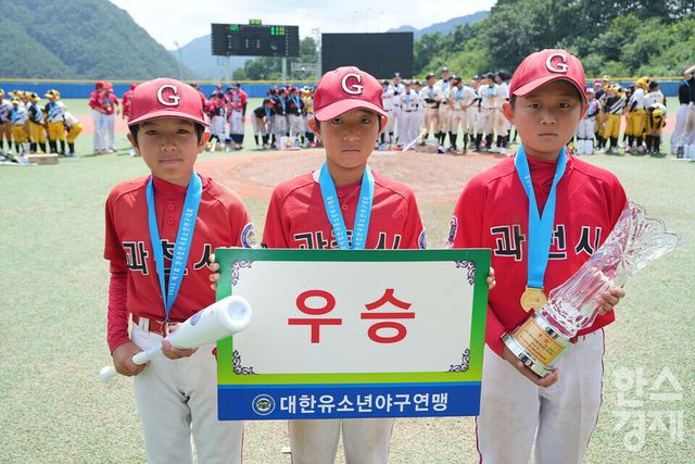 25일 강원도 횡성군 횡성베이스볼테마파크에서 한국스포츠경제가 주최하고 대한유소년야구연맹이 주관하는 '2023 한국컵 전국유소년야구대회'가 열렸다. 나흘간의 열전을 마친 후 시상식서 우승을 차지한 유소년 백호 과천시 유소년야구단이 기념촬영을 하고 있다. /횡성=최대성 기자 dpdaesung@sporbiz.co.kr 2023.07.25&nbsp;
