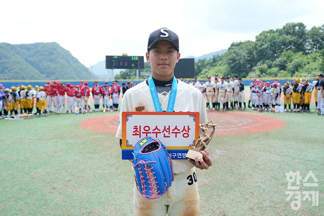 25일 강원도 횡성군 횡성베이스볼테마파크에서 한국스포츠경제가 주최하고 대한유소년야구연맹이 주관하는 '2023 한국컵 전국유소년야구대회'가 열렸다. 나흘간의 열전을 마친 후 시상식이 진행되고 있다. 최우수선수상을 수상한&nbsp; 주니어 세종공공SC 신지호 선수가 기념촬영을 하고 있다. /횡성=최대성 기자 dpdaesung@sporbiz.co.kr 2023.07.25