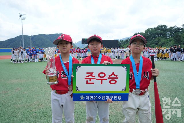 25일 강원도 횡성군 횡성베이스볼테마파크에서 한국스포츠경제가 주최하고 대한유소년야구연맹이 주관하는 '2023 한국컵 전국유소년야구대회'가 열렸다. 나흘간의 열전을 마친 후 시상식서 준우승을 차지한 꿈나무 백호 과천시 유소년야구단이 기념촬영을 하고 있다. /횡성=최대성 기자 dpdaesung@sporbiz.co.kr 2023.07.25