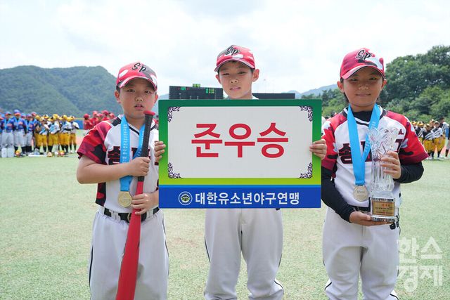 25일 강원도 횡성군 횡성베이스볼테마파크에서 한국스포츠경제가 주최하고 대한유소년야구연맹이 주관하는 '2023 한국컵 전국유소년야구대회'가 열렸다. 나흘간의 열전을 마친 후 시상식서 준우승을 차지한 꿈나무 현무 송파구 유소년야구단이 기념촬영을 하고 있다. /횡성=최대성 기자 dpdaesung@sporbiz.co.kr 2023.07.25