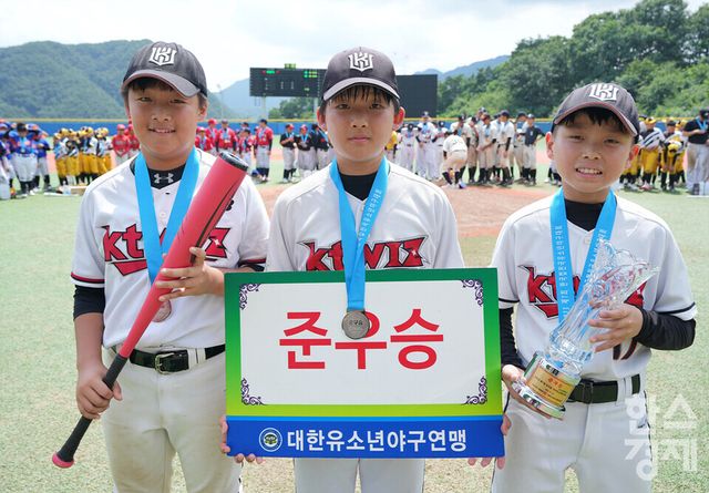 25일 강원도 횡성군 횡성베이스볼테마파크에서 한국스포츠경제가 주최하고 대한유소년야구연맹이 주관하는 '2023 한국컵 전국유소년야구대회'가 열렸다. 나흘간의 열전을 마친 후 시상식서 준우승을 차지한 유소년 백호 KT위즈 유소년야구단이 기념촬영을 하고 있다. /횡성=최대성 기자 dpdaesung@sporbiz.co.kr 2023.07.25