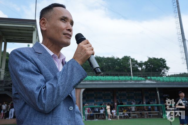 25일 강원도 횡성군 횡성베이스볼테마파크에서 한국스포츠경제가 주최하고 대한유소년야구연맹이 주관하는 '2023 한국컵 전국유소년야구대회'가 열렸다. 나흘간의 열전을 마친 후 진행된 시상식서 송진현 한스경제 발행인이 인사말을 하고 있다. /횡성=최대성 기자 dpdaesung@sporbiz.co.kr 2023.07.25