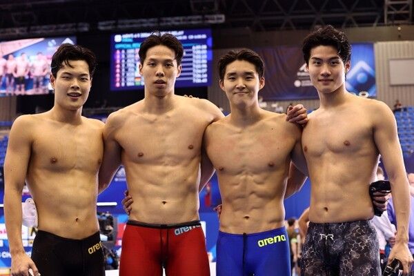 한국 남자 계영 대표팀이 28일 일본 후쿠오카 마린 메세 후쿠오카홀에서 열린 2023 세계수영선수권 남자 계영 800ｍ 결선을 마친 후 기념촬영을 하고 있다. 왼쪽부터 이호준, 양재훈, 김우민, 황선우. /연합뉴스