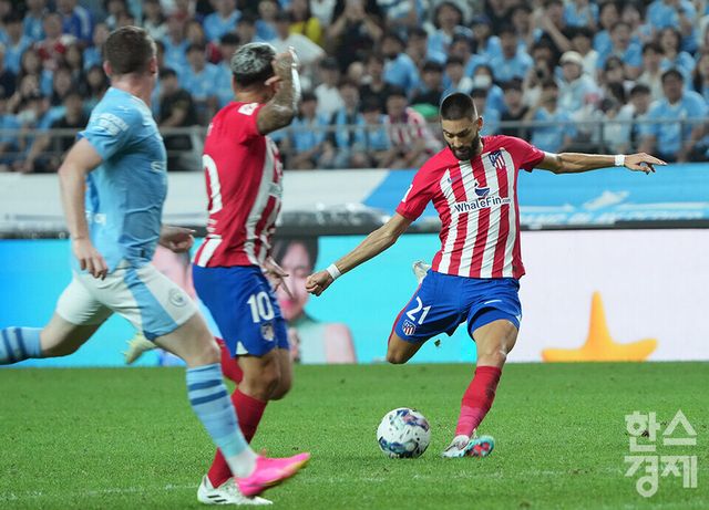 아틀레티코 마드리드의 야닉 카라스코(오른쪽). /최대성 기자