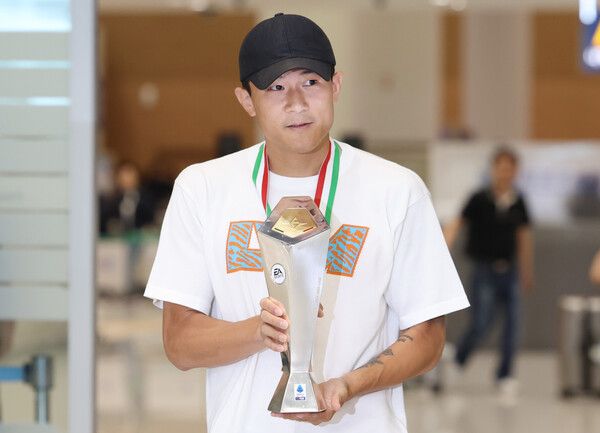 이탈리아 세리에A 최우수 수비수상을 거머쥔 김민재. /연합뉴스