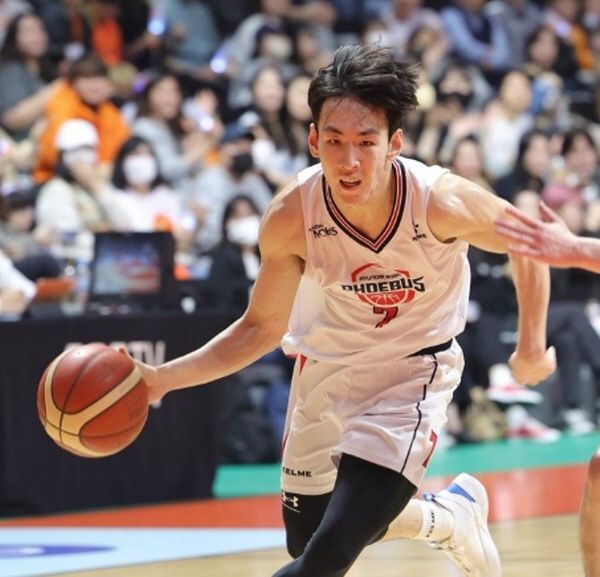 서명진이 드리블을 하고 있다. /연합뉴스