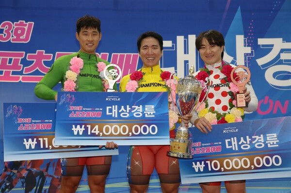 광명스피돔에서 열린 스포츠동아배 대상경륜 시상식에서 입상자들이 트로피를 들고 기뻐하고 있다. /국민체육진흥공단 제공