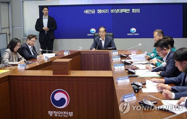 한덕수 국무총리가 12일 오전 정부서울청사에서 열린 새만금 잼버리 비상대책반 회의에 참석해 인사말을 하고 있다. /연합뉴스