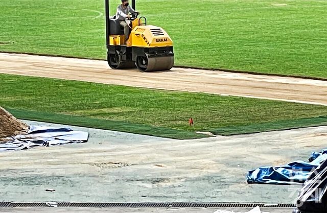 14일 서울월드컵경기장 현장은 잔디 보수 작업이 한창이었다. /강상헌 기자