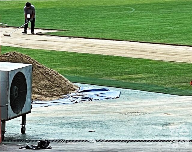 14일 서울월드컵경기장 현장은 잔디 보수 작업이 한창이었다. /강상헌 기자