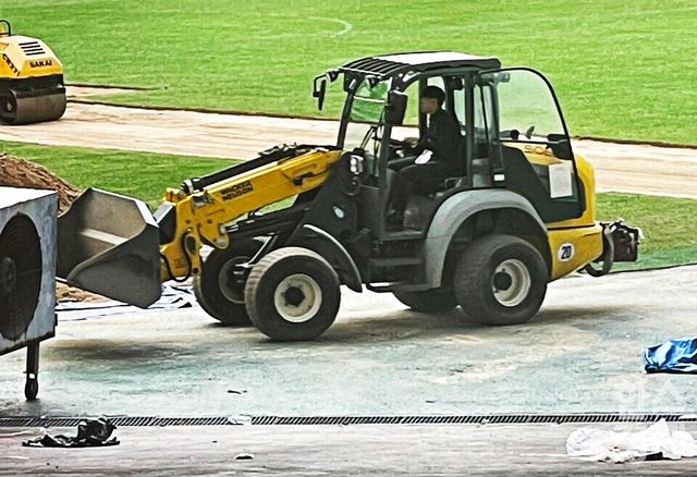 14일 서울월드컵경기장 현장은 잔디 보수 작업이 한창이었다. 중장비가 서울월드컵경기장 잔디 보식을 진행 중인 모습. /강상헌 기자