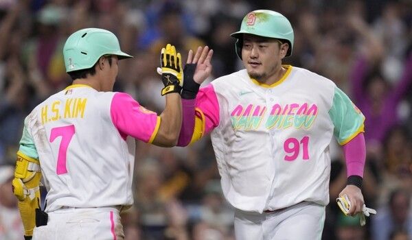 최지만(오른쪽)이 김하성과 하이파이브 하고 있다. /연합뉴스