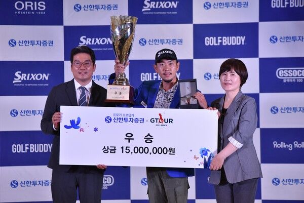 지난 19일(토) 대전 골프존조이마루에서 열린 ‘2023 신한투자증권 GTOUR MEN’S’ 5차 결선 시상식에서 (왼쪽부터)골프존 손장순 상무, 우승자 이성훈, 신한투자증권 김수영 본부장이 기념촬영을 하고 있다. /골프존 제공