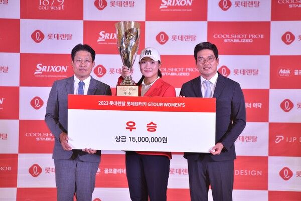 지난 20일(일) 대전 골프존조이마루에서 열린 ‘2023 롯데렌탈 롯데렌터카 GTOUR WOMEN’S’ 5차 결선 시상식에서 (왼쪽부터)롯데렌탈 최근영 상무, 우승자 조예진, 골프존 손장순 상무가 기념촬영을 하고 있다. /골프존 제공