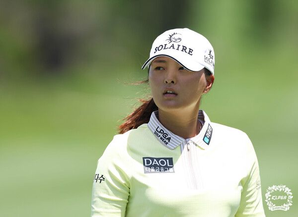 고진영이 KLPGA 투어 제10회 제주삼다수 마스터스 1라운드 3번홀에서 홀아웃하고 있다. /KLPGA 제공