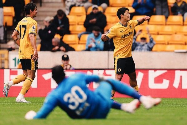 황희찬(오른쪽). /울버햄프턴 페이스북